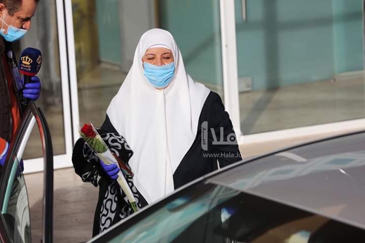 بالصور والفيديو .. عملية نقل المحجور عليهم من الفنادق  إلى منازلهم