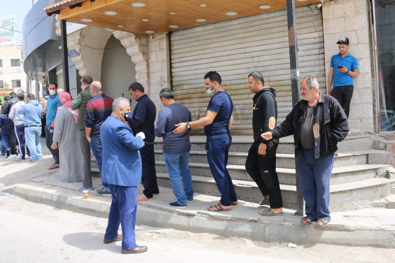 بلدية الزرقاء تبادر بتوزيع الكمامات والقفازات والمعقمات على المواطنين المتواجدين امام البنوك ومحلات الصرافة 