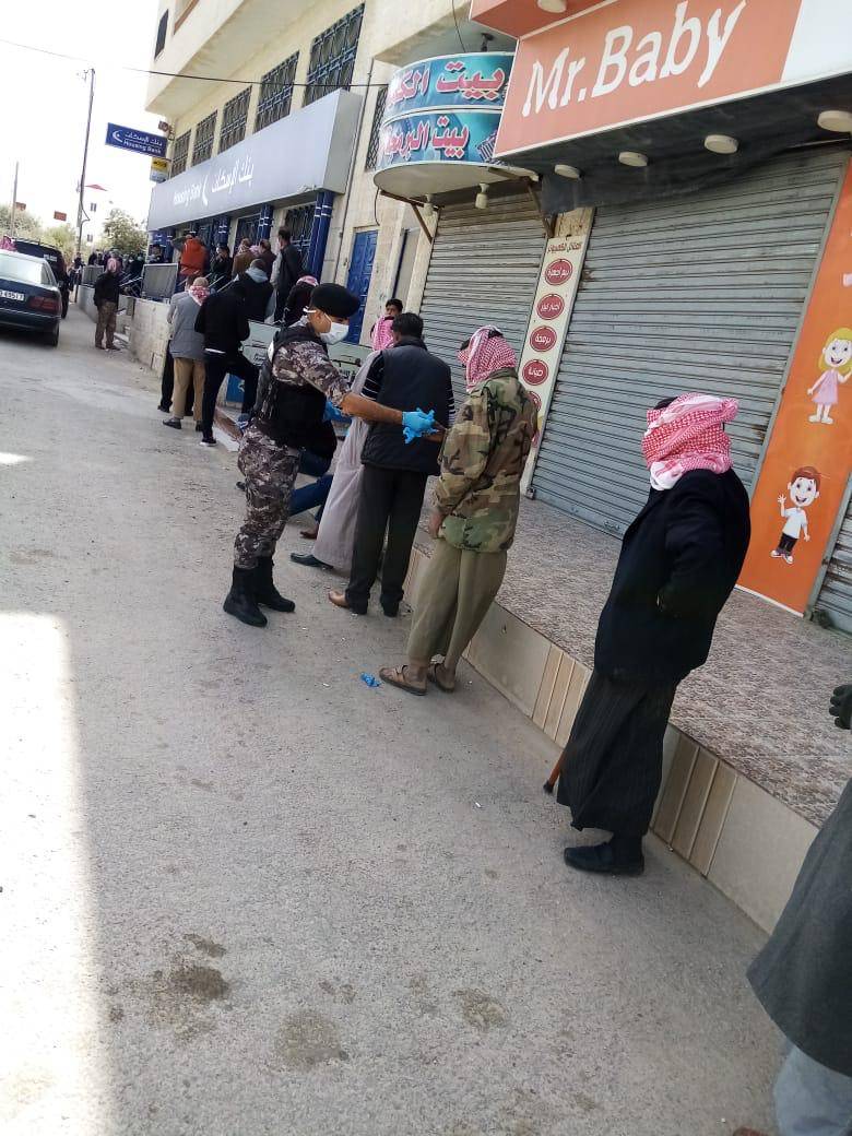 مديرية الأمن العام تواصل تنفيذ مبادرة  (مسافة آمان ) وتؤمن الإجراءات المناسبة داخل وأمام البنوك