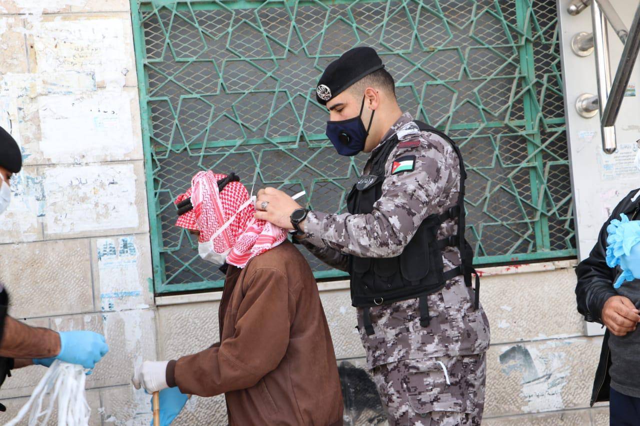 مديرية الأمن العام تواصل تنفيذ مبادرة  (مسافة آمان ) وتؤمن الإجراءات المناسبة داخل وأمام البنوك