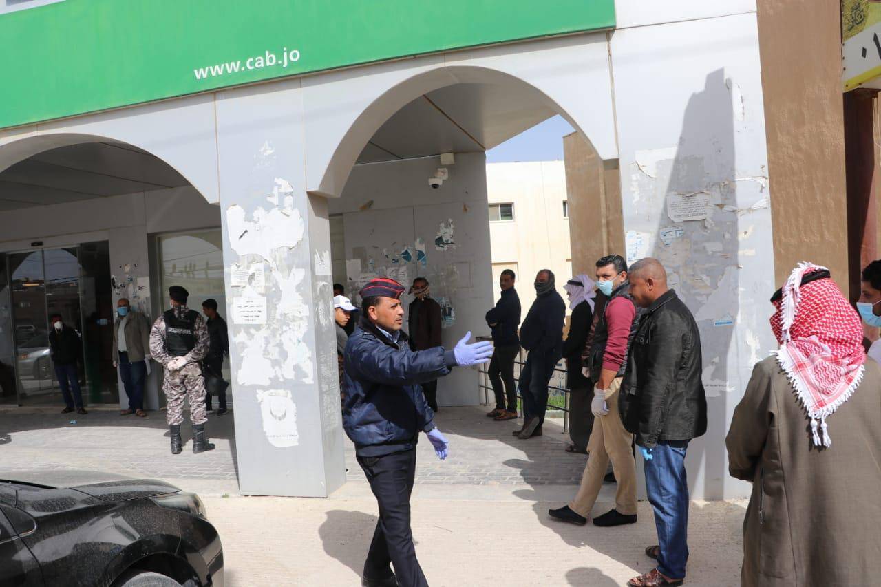 مديرية الأمن العام تواصل تنفيذ مبادرة  (مسافة آمان ) وتؤمن الإجراءات المناسبة داخل وأمام البنوك