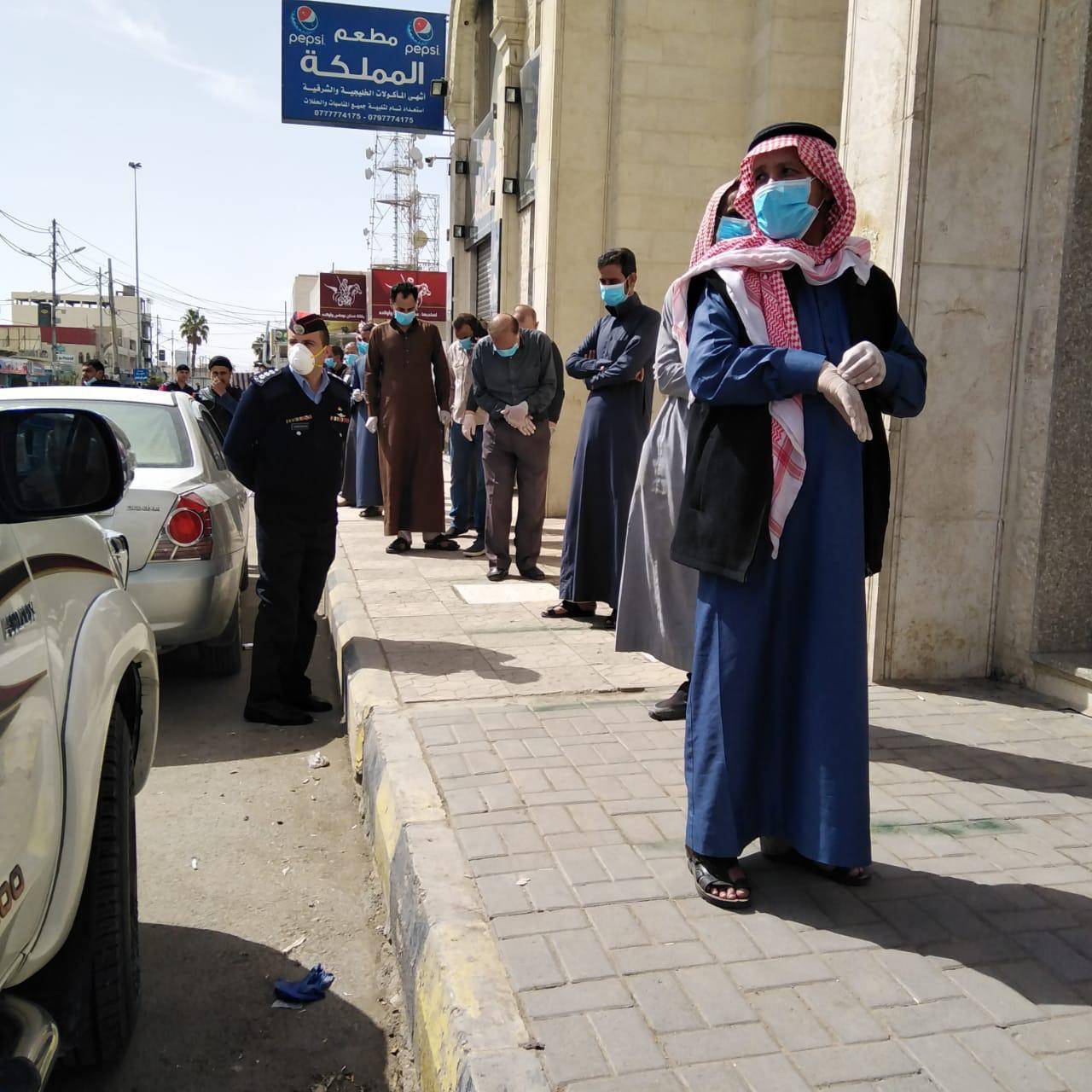 مديرية الأمن العام تواصل تنفيذ مبادرة  (مسافة آمان ) وتؤمن الإجراءات المناسبة داخل وأمام البنوك