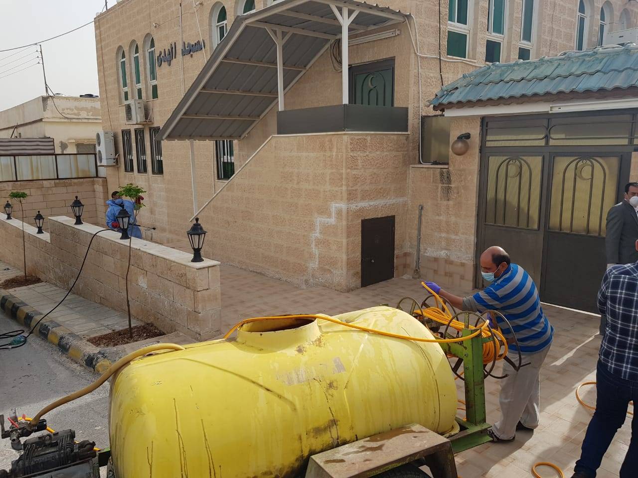 بلدية الزرقاء تبدأ بتعقيم دور العبادة من مساجد وكنائس للوقاية من فيروس كورونا