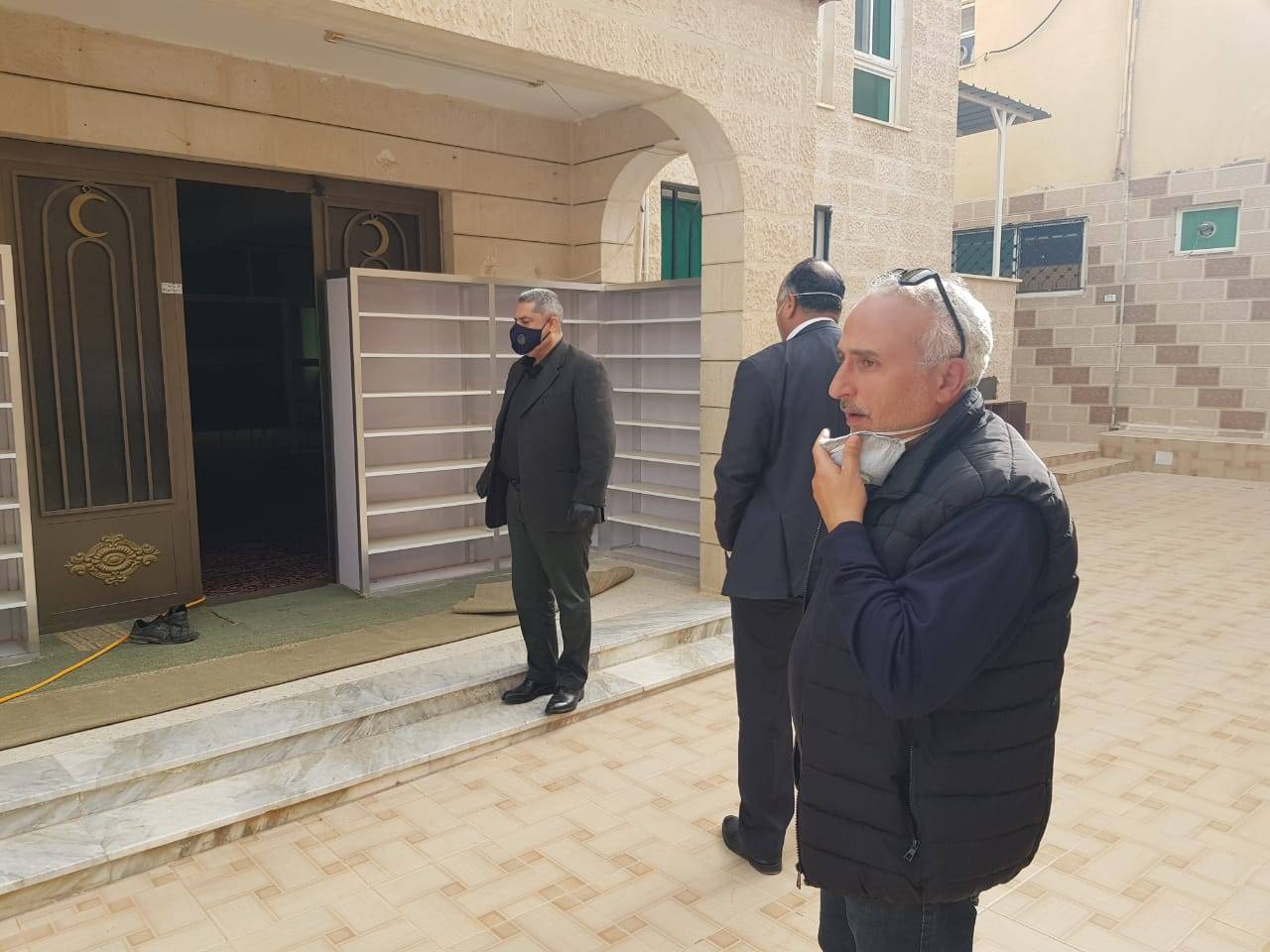 بلدية الزرقاء تبدأ بتعقيم دور العبادة من مساجد وكنائس للوقاية من فيروس كورونا