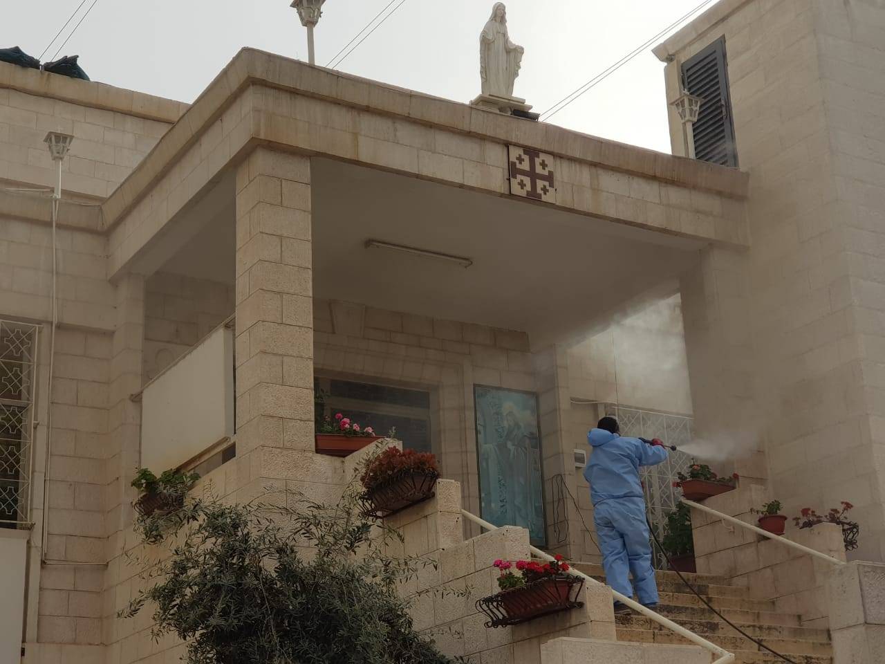 بلدية الزرقاء تبدأ بتعقيم دور العبادة من مساجد وكنائس للوقاية من فيروس كورونا