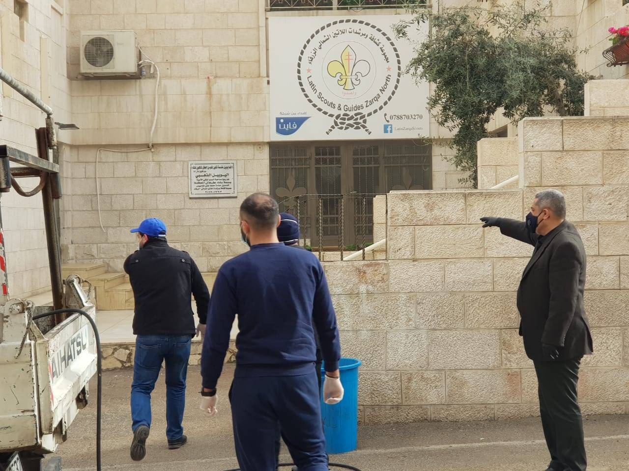 بلدية الزرقاء تبدأ بتعقيم دور العبادة من مساجد وكنائس للوقاية من فيروس كورونا