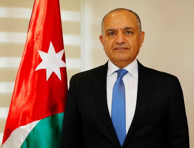 وزير الإعلام العضايلة: التشديد على عدد ركاب المركبات لا يشمل مركبات التوريد