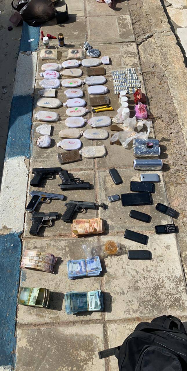 القبض على شخصين بحوزتهما 5 اسلحة و25 كف الحشيش و5 الاف حبة مخدرة وشخص ثالث بحوزته 133 كف حشيش