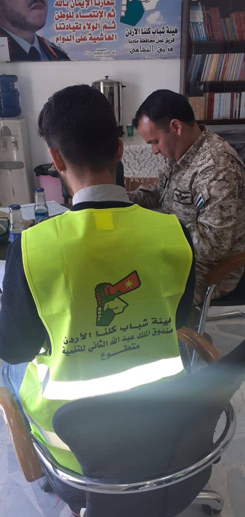 القوات المسلحة الأردنية بمشاركة هيئة شباب كلنا الاردن توزع ٥٠٠ طرد غذائي في مادبا