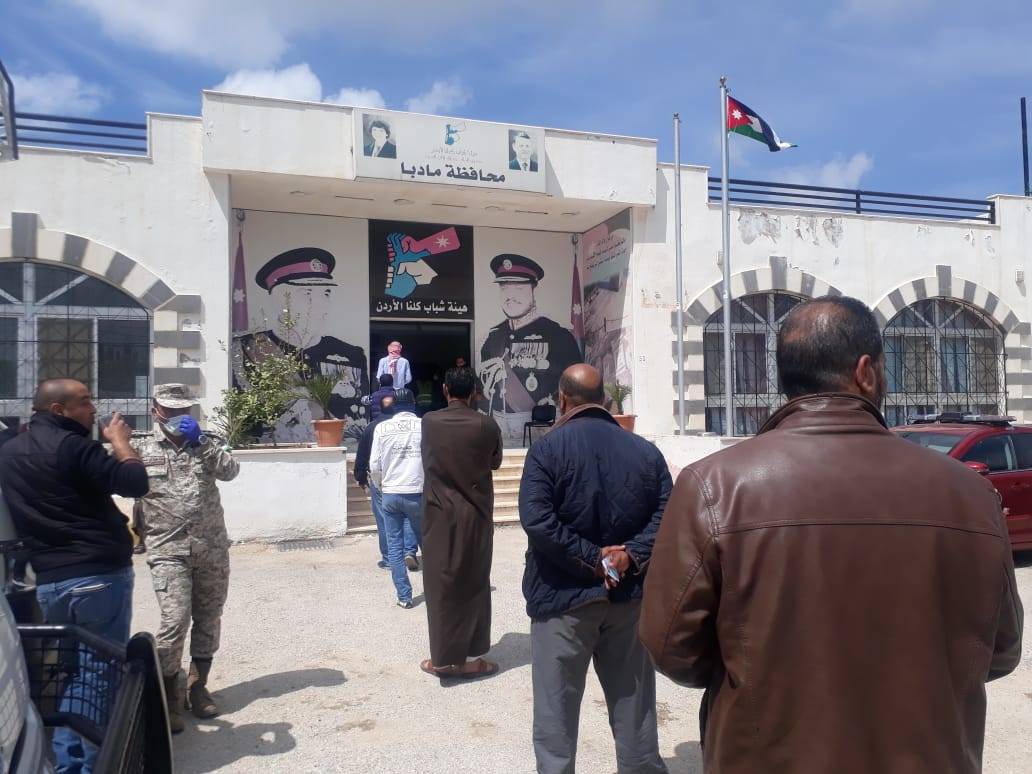 القوات المسلحة الأردنية بمشاركة هيئة شباب كلنا الاردن توزع ٥٠٠ طرد غذائي في مادبا 