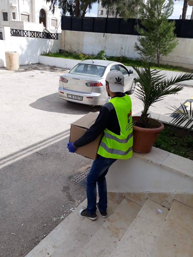 القوات المسلحة الأردنية بمشاركة هيئة شباب كلنا الاردن توزع ٥٠٠ طرد غذائي في مادبا 