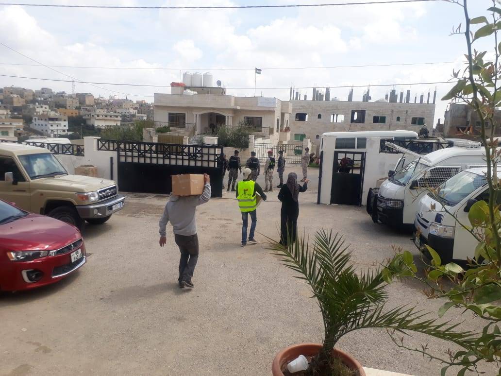 القوات المسلحة الأردنية بمشاركة هيئة شباب كلنا الاردن توزع ٥٠٠ طرد غذائي في مادبا 