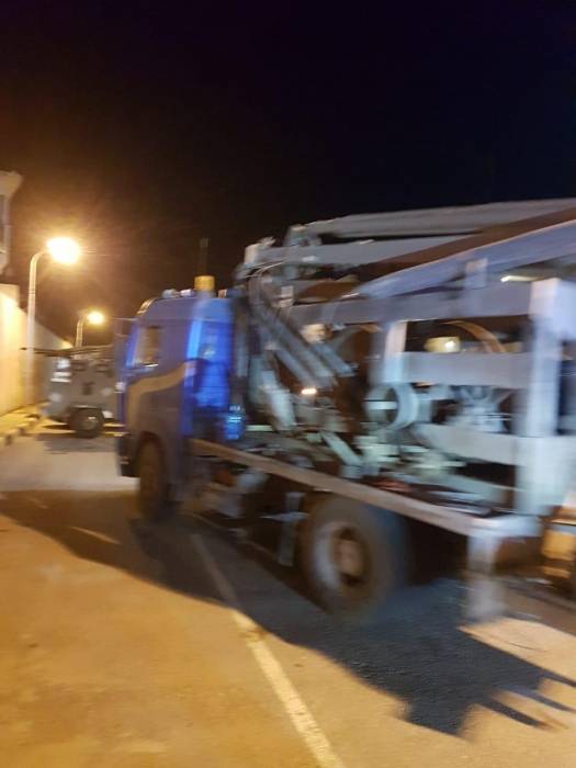 ضبط حفارة مخالفة في الرمثا وتوقيف (4) اشخاص اثناء حظر التجول الشامل .. فيديو