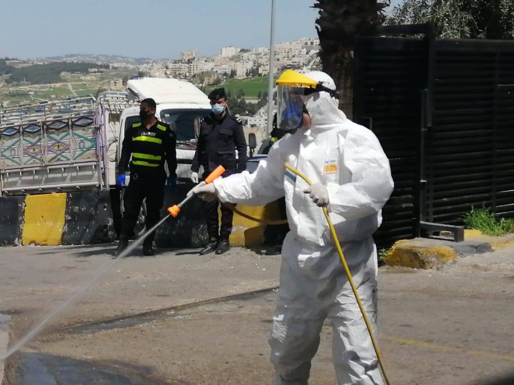 الاردنية السويدية للأدوية وبلدية ناعور تنفذان حملة تعقيم في اللواء