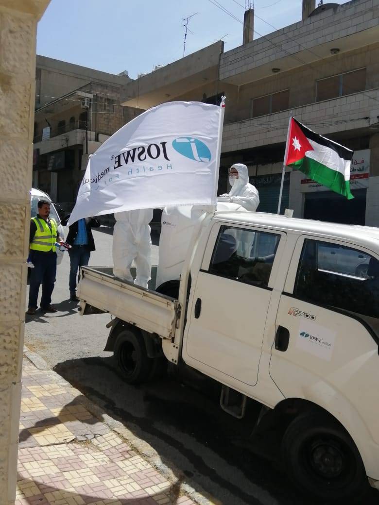 الاردنية السويدية للأدوية وبلدية ناعور تنفذان حملة تعقيم في اللواء