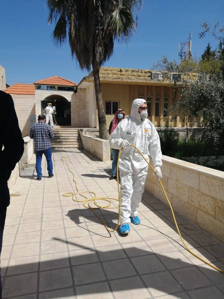 الاردنية السويدية للأدوية وبلدية ناعور تنفذان حملة تعقيم في اللواء