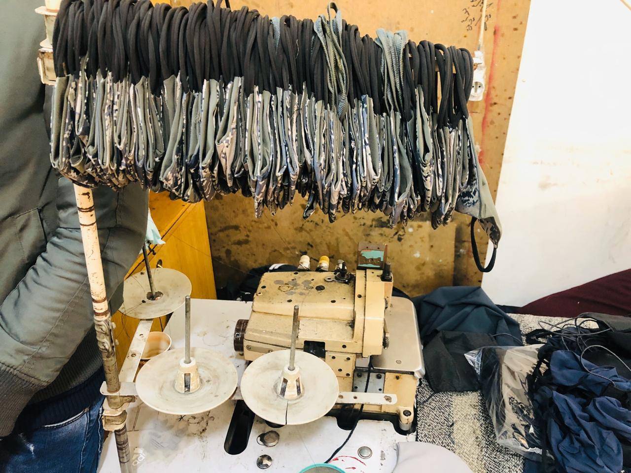 ضبط مشغل كمامات غير قانوني في الزرقاء والقبض على شخصين تورطا بالقضية