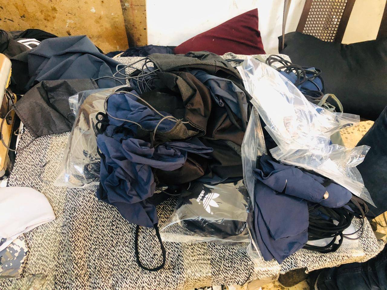 ضبط مشغل كمامات غير قانوني في الزرقاء والقبض على شخصين تورطا بالقضية