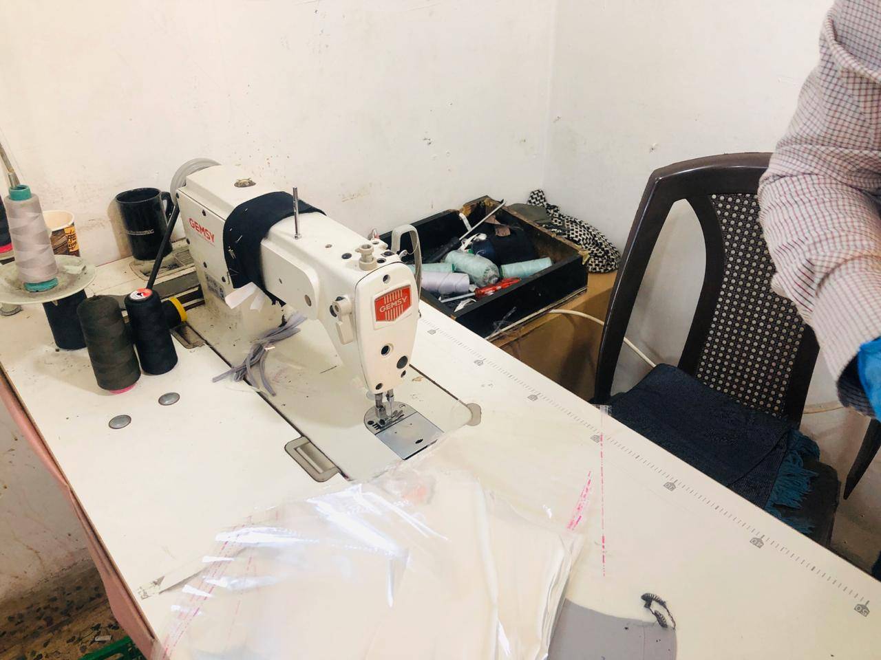 ضبط مشغل كمامات غير قانوني في الزرقاء والقبض على شخصين تورطا بالقضية