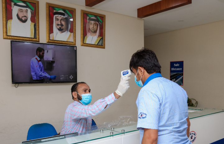 هيئة النقل في عجمان تعقم مركبات الأجره