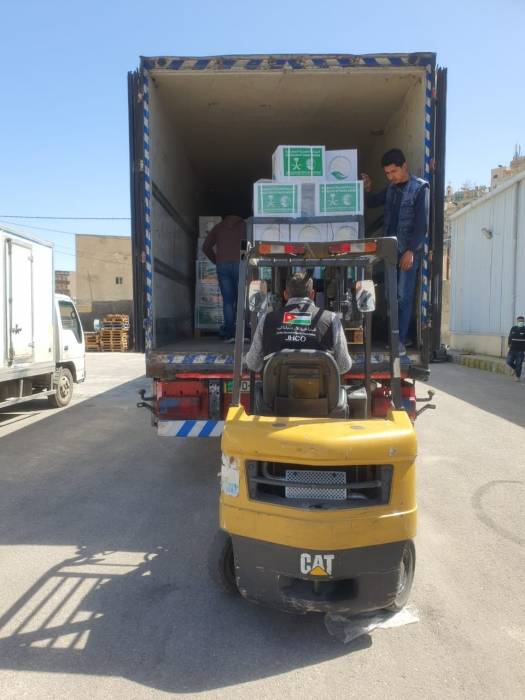 مركز الملك سلمان يواصل توزيع السلال الغذائية على الاسر العفيفة في الاردن