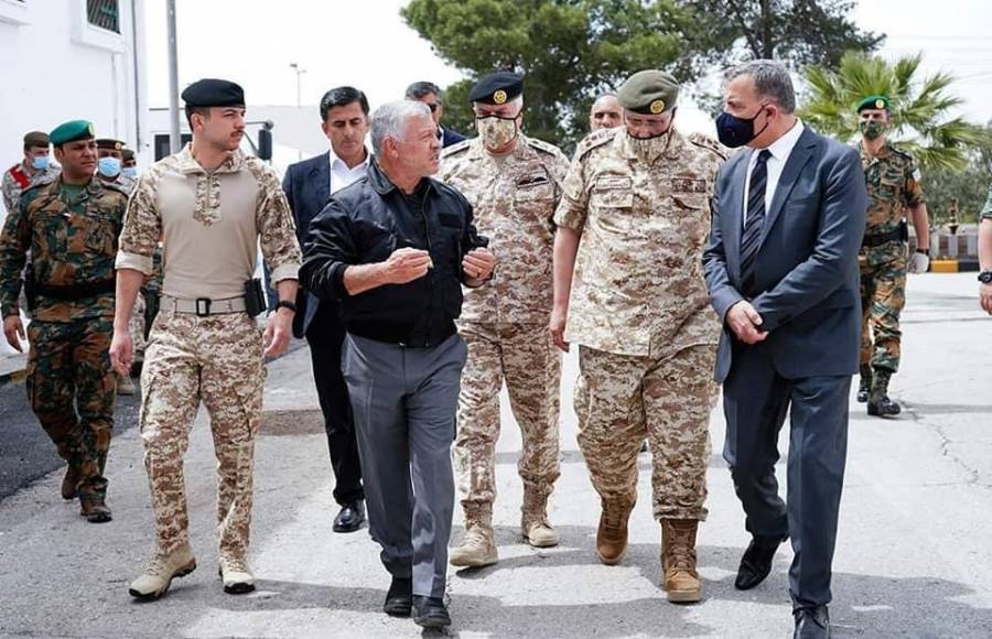 الملك يزور قيادة المستودعات الطبية الرئيسية التابعة لمديرية الخدمات الطبية الملكية