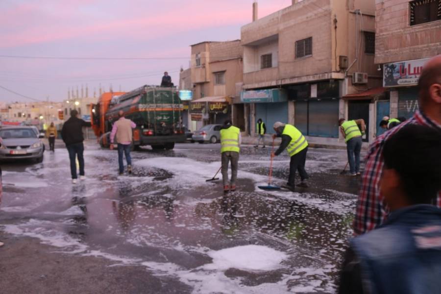 بلدية الزرقاء تنفذ حملة غسيل لشوارع المدينة بالماء والمنظفات ومواد التعقيم