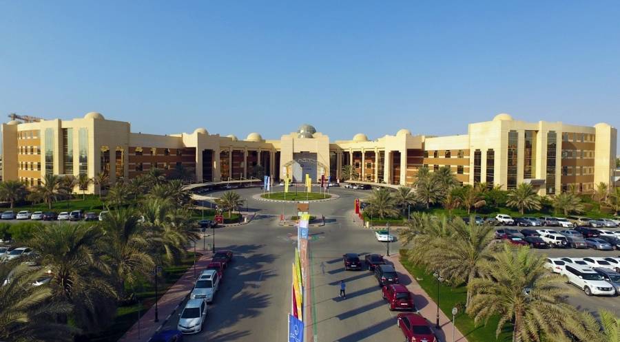 جامعة عجمان تطق اسم المعلمة عائشة العیدروس  على مختبر للحاسب الآلي بالجامعة