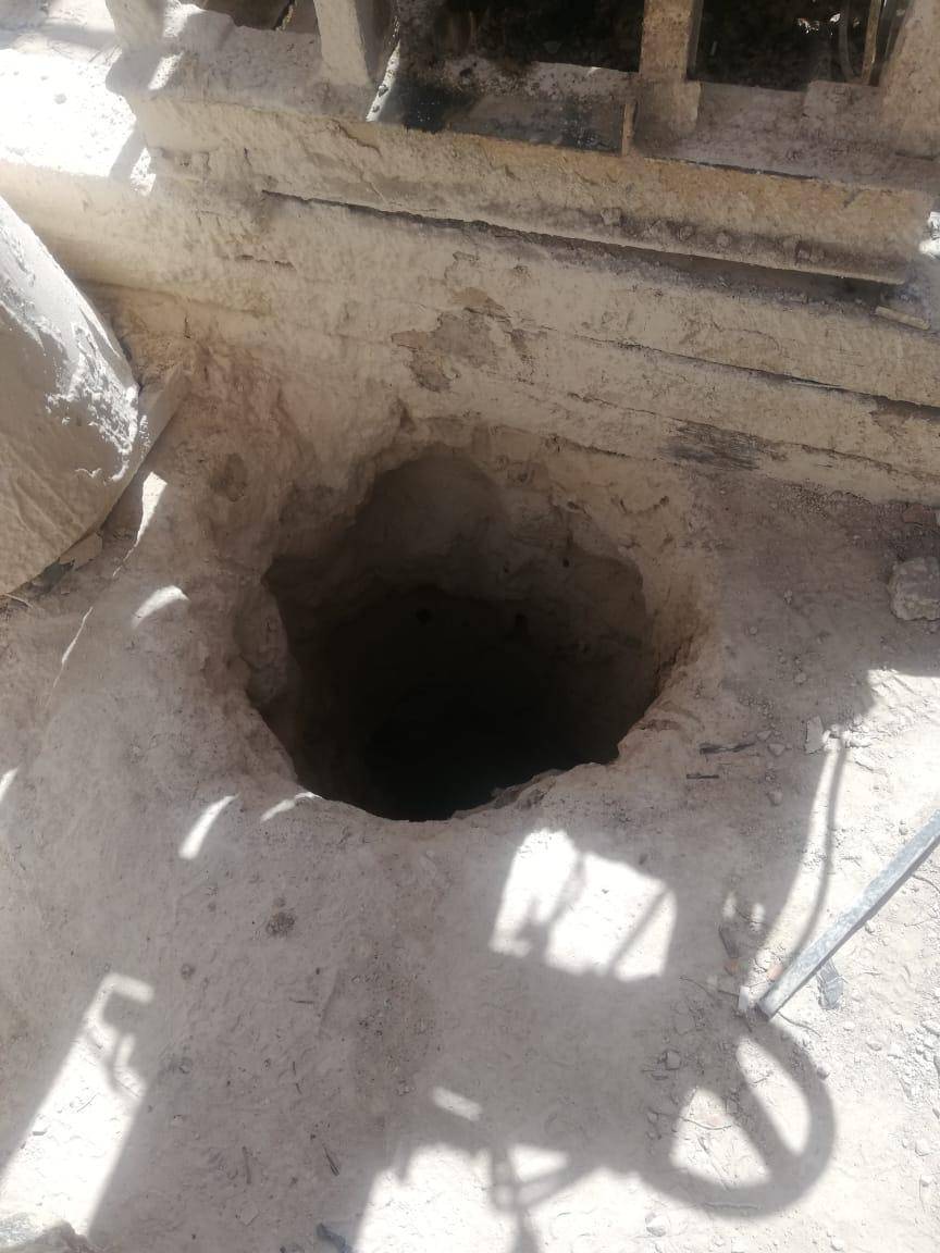 ضبط حفارة كهربائية مخالفة وردم بئر وتوقيف مالك المزرعة في معان