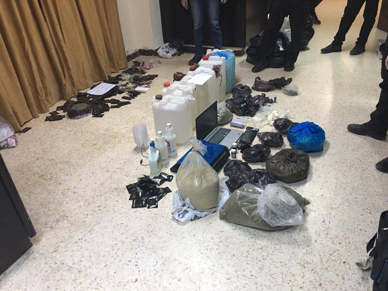 القبض على شخصين احدهما مصنف بالخطير في مداهمة بالرمثا وضبط بحوزتهما كميات كبيرة من (الجوكر) 