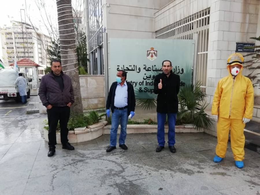 بالصور والفيديو .. جوسوي تطلق حملة لتعقيم مرافق صحية وطبية وتقوم بتعقيم وزارة الصناعة والتجارة
