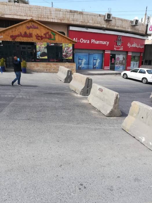 بلدية الزرقاء تغلق عددا من الشوارع بالحواجز الاسمنتية لغايات ضبط حركة الاليات والمركبات