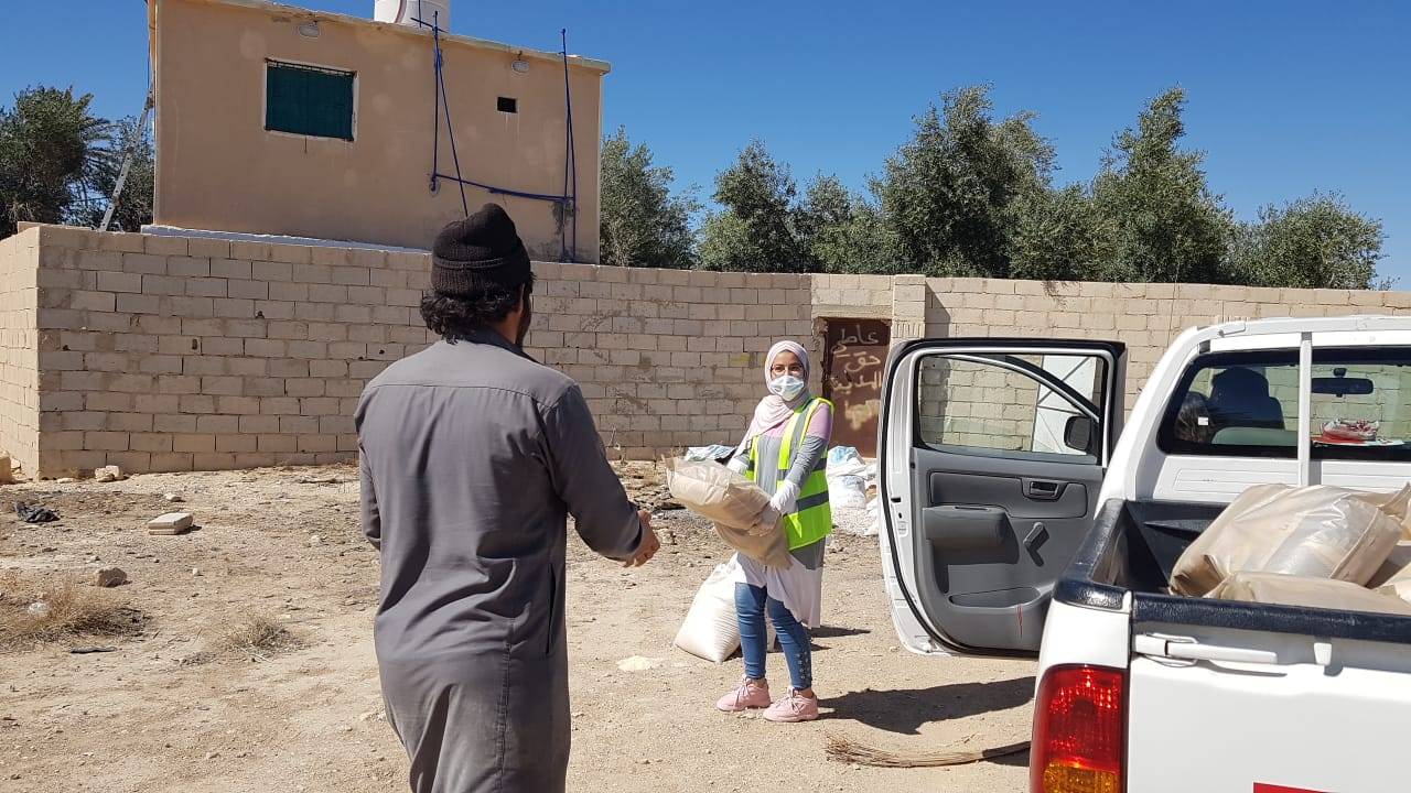الهيئة الخيرية الأردنية الهاشمية بالتعاون مع جمعية ملتقى نشميات معان توزع الطرود الغذائية في معان 