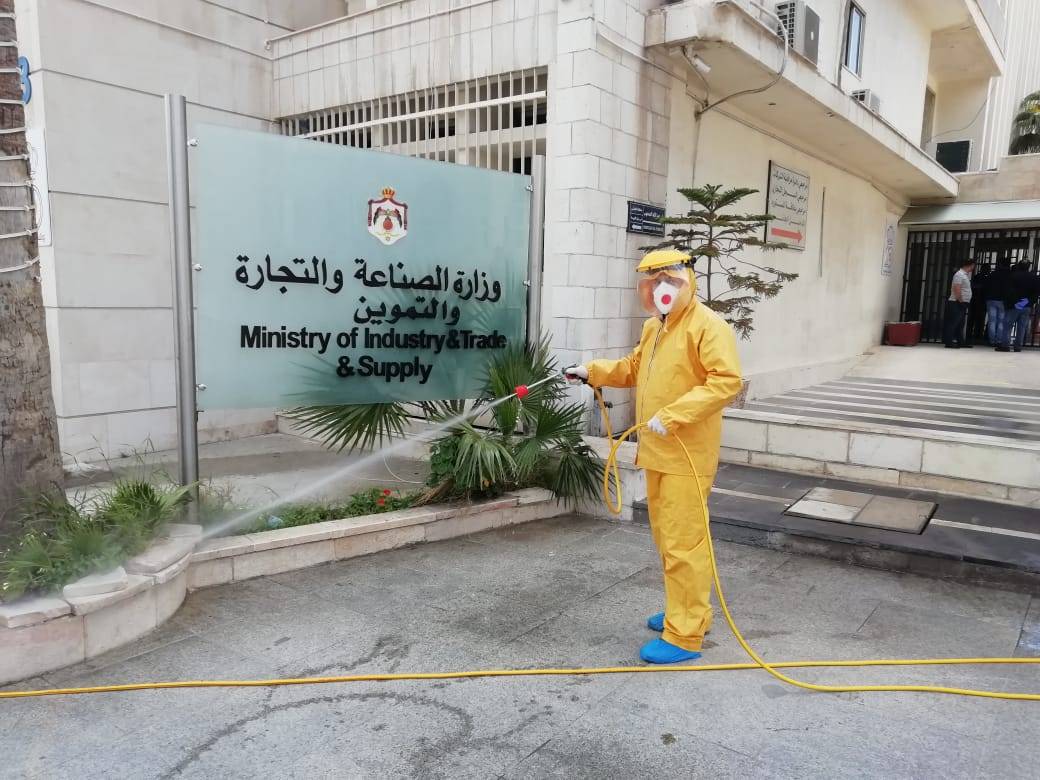 بالصور والفيديو .. جوسوي تطلق حملة لتعقيم مرافق صحية وطبية وتقوم بتعقيم وزارة الصناعة والتجارة