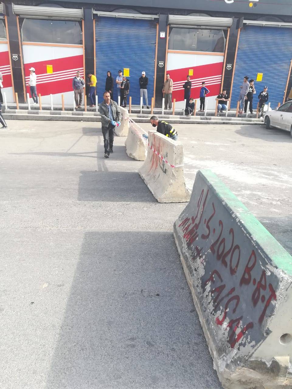 بلدية الزرقاء تغلق عددا من الشوارع بالحواجز الاسمنتية لغايات ضبط حركة الاليات والمركبات