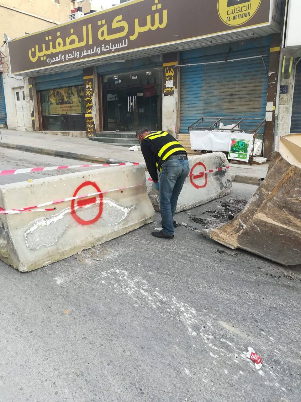 بلدية الزرقاء تغلق عددا من الشوارع بالحواجز الاسمنتية لغايات ضبط حركة الاليات والمركبات