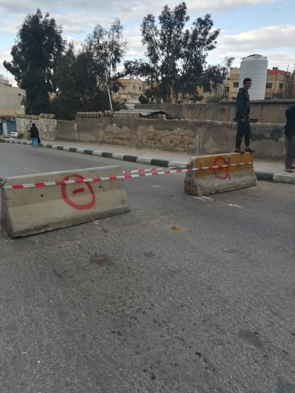 بلدية الزرقاء تغلق عددا من الشوارع بالحواجز الاسمنتية لغايات ضبط حركة الاليات والمركبات
