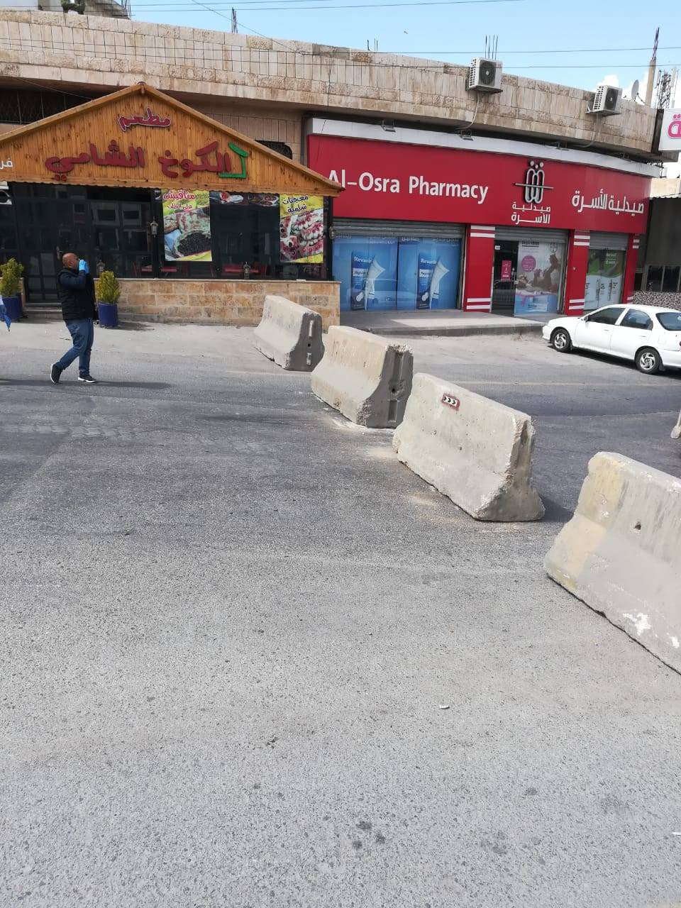 بلدية الزرقاء تغلق عددا من الشوارع بالحواجز الاسمنتية لغايات ضبط حركة الاليات والمركبات