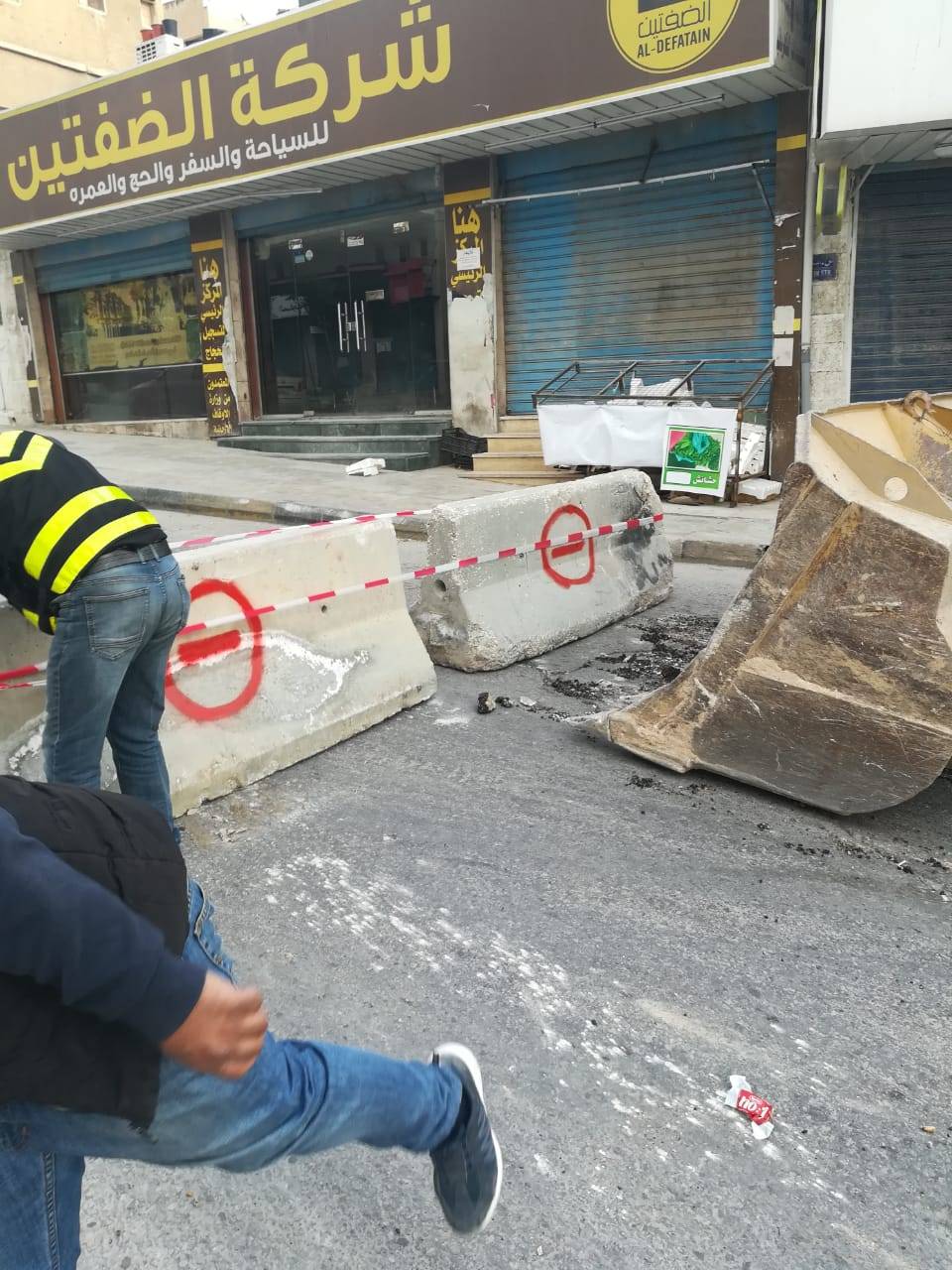 بلدية الزرقاء تغلق عددا من الشوارع بالحواجز الاسمنتية لغايات ضبط حركة الاليات والمركبات