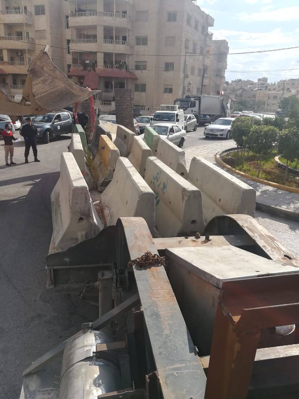 بلدية الزرقاء تغلق عددا من الشوارع بالحواجز الاسمنتية لغايات ضبط حركة الاليات والمركبات