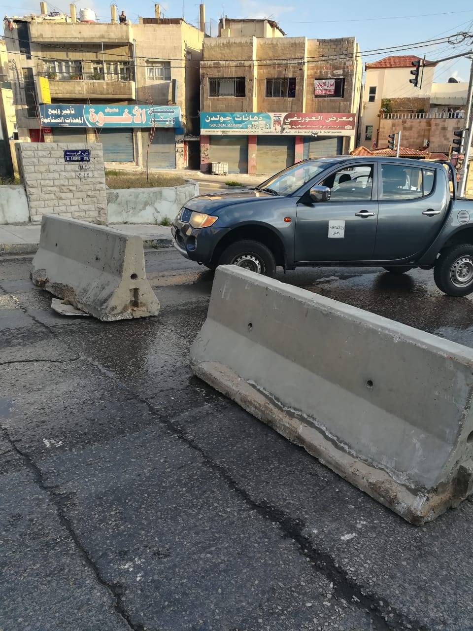 بلدية الزرقاء تغلق عددا من الشوارع بالحواجز الاسمنتية لغايات ضبط حركة الاليات والمركبات