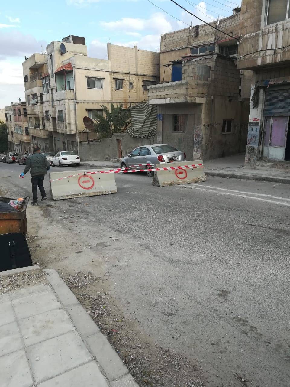 بلدية الزرقاء تغلق عددا من الشوارع بالحواجز الاسمنتية لغايات ضبط حركة الاليات والمركبات