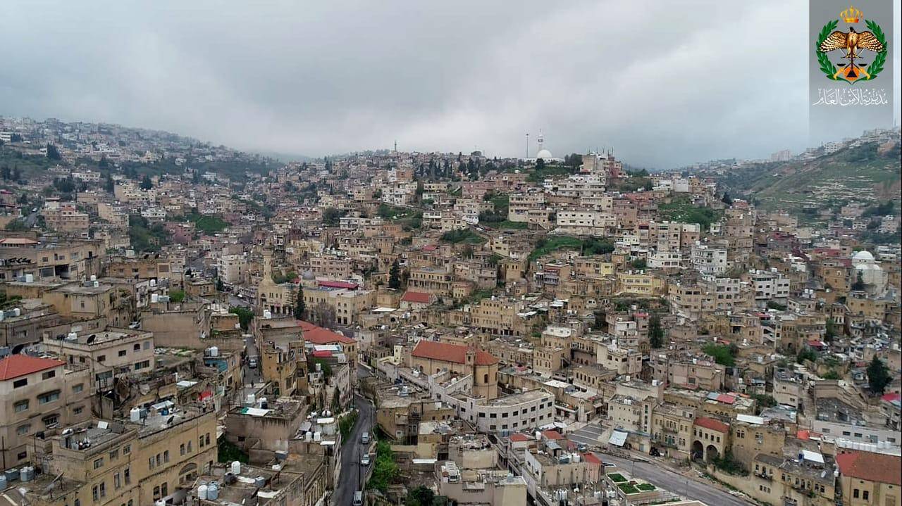 سماء غائمة لم تزد السلط إلا وداعة وجمال .. صور ملتقطة بالطائرة المسيرة التابعة لمديرية الأمن العام