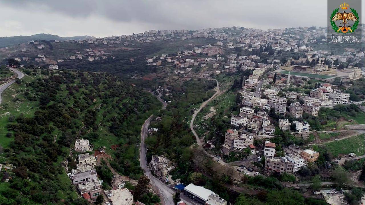 سماء غائمة لم تزد السلط إلا وداعة وجمال .. صور ملتقطة بالطائرة المسيرة التابعة لمديرية الأمن العام