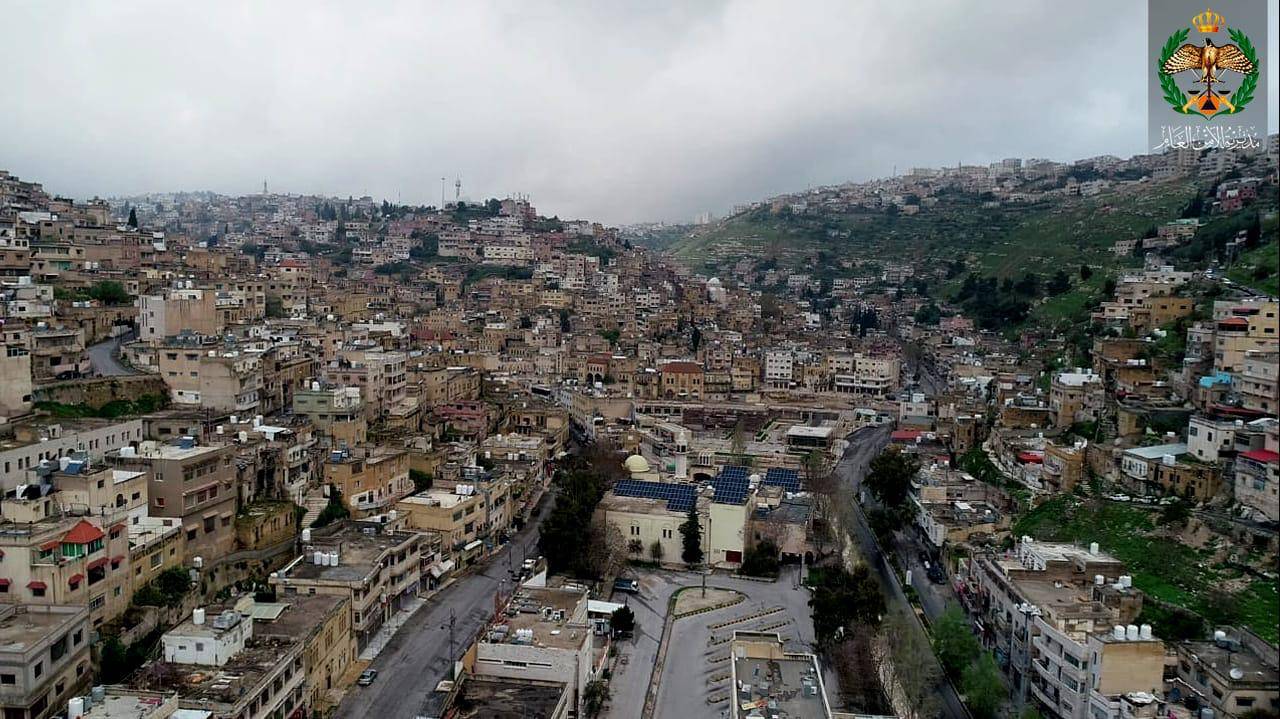 سماء غائمة لم تزد السلط إلا وداعة وجمال .. صور ملتقطة بالطائرة المسيرة التابعة لمديرية الأمن العام