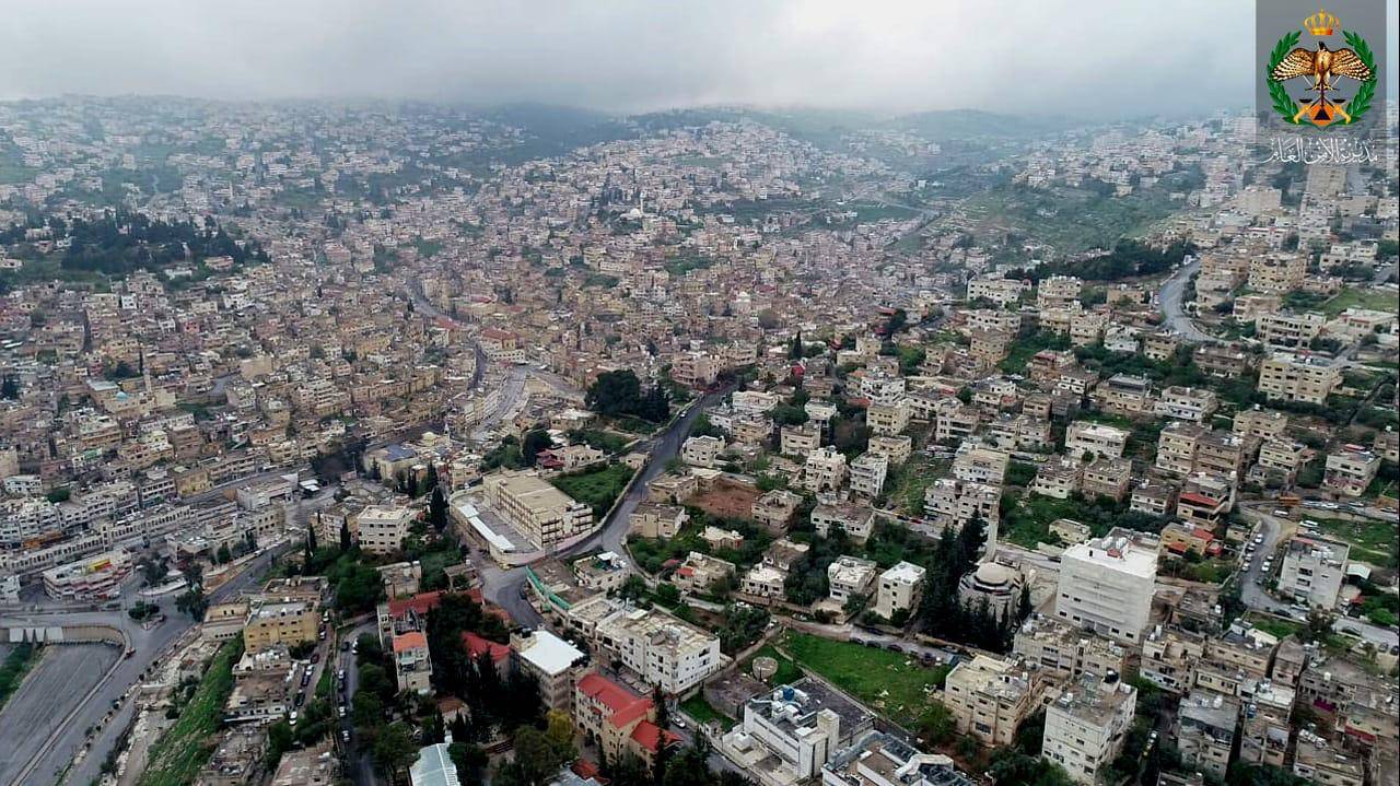سماء غائمة لم تزد السلط إلا وداعة وجمال .. صور ملتقطة بالطائرة المسيرة التابعة لمديرية الأمن العام