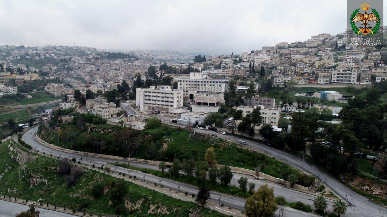 سماء غائمة لم تزد السلط إلا وداعة وجمال .. صور ملتقطة بالطائرة المسيرة التابعة لمديرية الأمن العام
