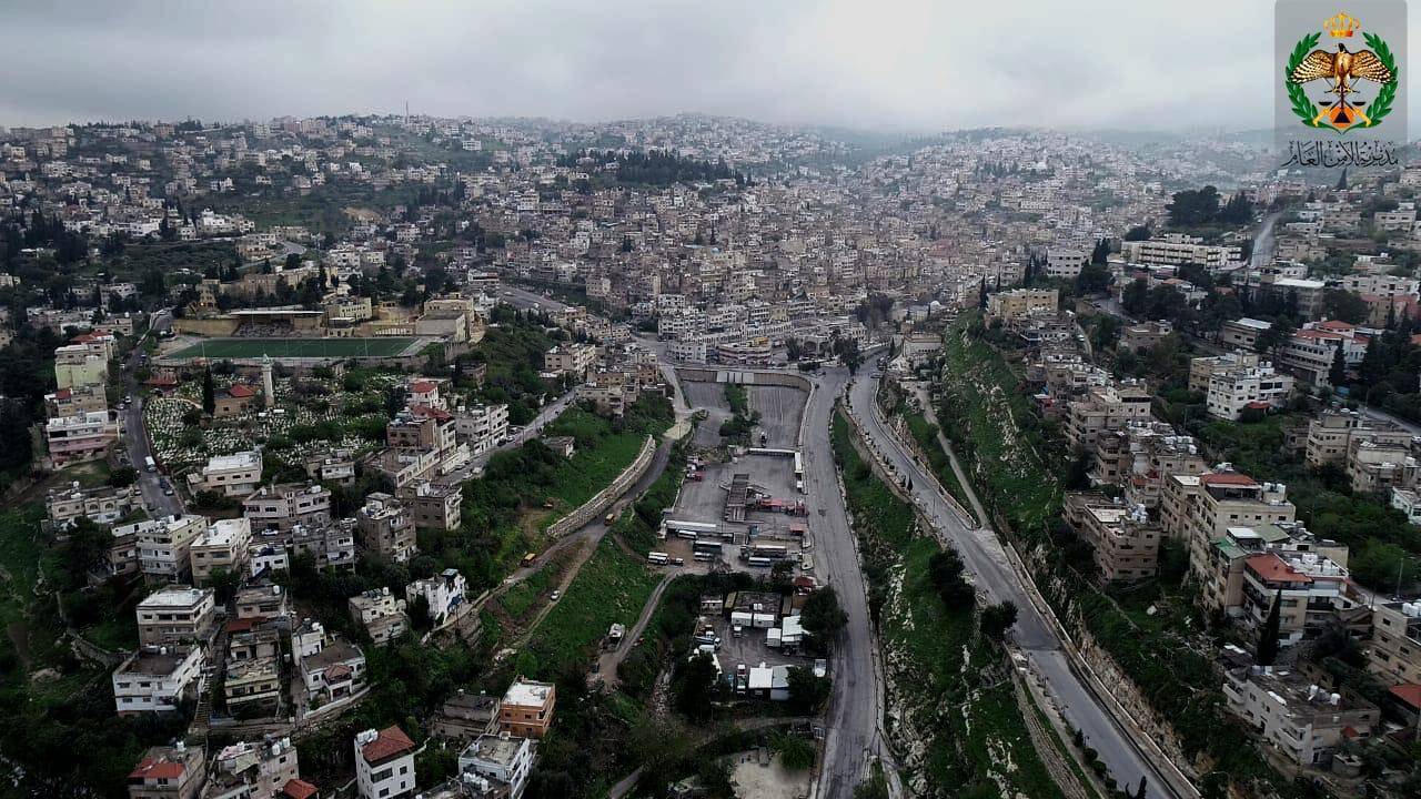 سماء غائمة لم تزد السلط إلا وداعة وجمال .. صور ملتقطة بالطائرة المسيرة التابعة لمديرية الأمن العام