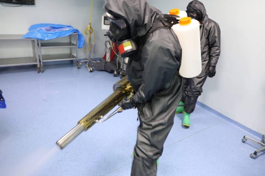 فريق المواد الخطرة في الدفاع المدني يواصل عمليات التعقيم والتطهير، وينهي تطهير 131 منشآة