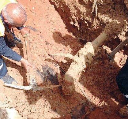 كوادر مياه الطفيلة تتعامل مع 120 عطلا خلال ازمة فيروس كورونا